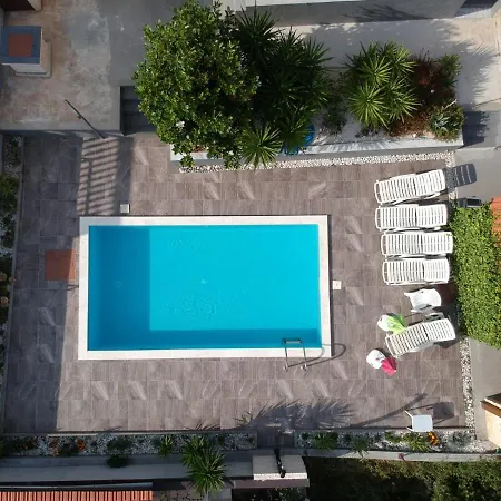 Stunning View With Pool تروغير