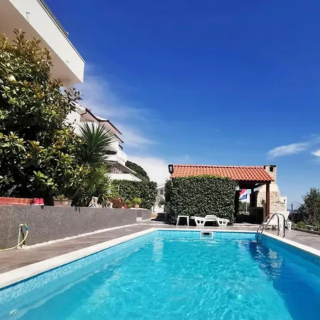 Stunning View With Pool Appartement