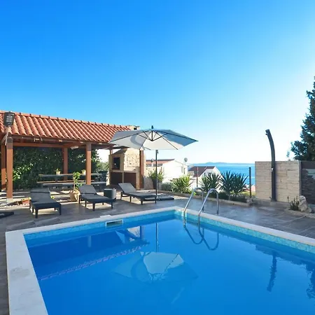 Stunning View With Pool Appartement *