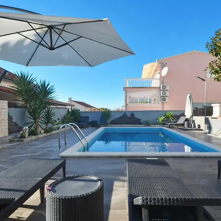 Stunning View With Pool تروغير