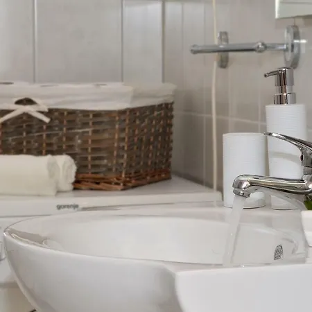 Stunning View With Pool شقة