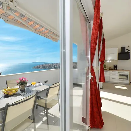 Stunning View With Pool شقة