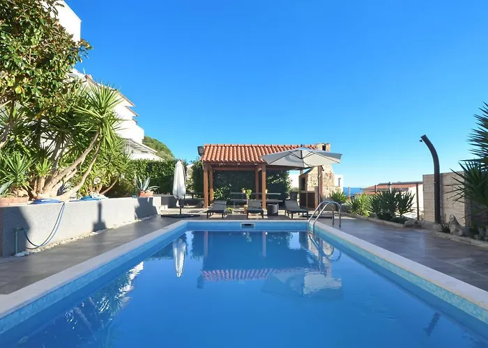 Stunning View With Pool Τρογκίρ