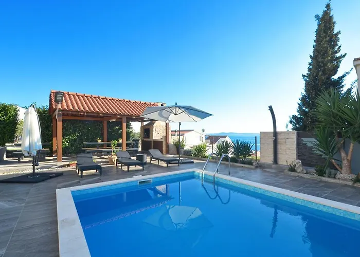 Stunning View With Pool Appartement *