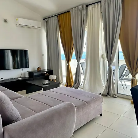 Stunning View With Pool 特罗吉尔